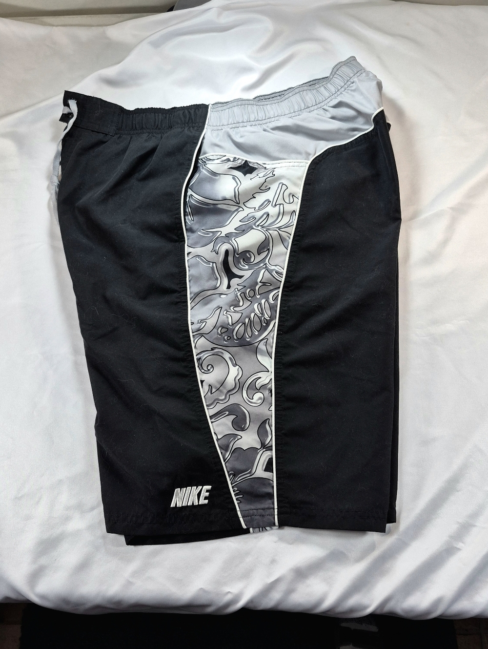 Nike Men's Lined Board Shorts Black Grey Tribal Graphic Print Size Large Swim